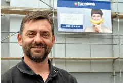 Das Team bringt Farbe vornehmlic­h an Geraer Wände - PressReader