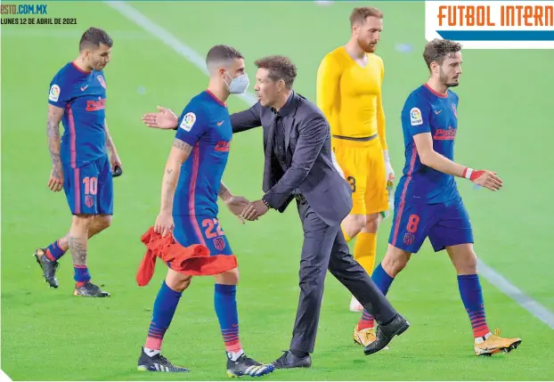  ?? / FOTO: AFP ?? Diego Simeone alienta a sus jugadores al término de un partido en el que se encerraron atrás en cuanto abrieron el marcador.