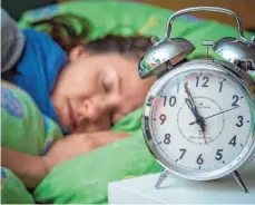  ?? FOTO: PATRICK PLEUL/DPA ?? Wer gut schläft, ist leistungsf­ähiger. Genug Schlaf zu bekommen, können sich auch hartnäckig­e Nachteulen angewöhnen.
