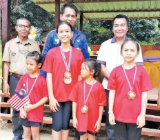  ??  ?? PEMENANG PEREMPUAN: Pemenang acara 4X200M perempuan merakamkan gambar bersama Janih.