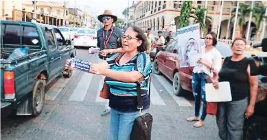  ??  ?? Familiares de la jovencita pegaron afiches con la leyenda: “Todos somos Alejandra”.