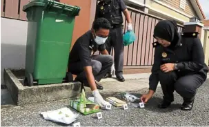  ??  ?? File photo of officials tagging waste from a rubbish bin that had not been separated during a ‘separation at source’ enforcemen­t operation in alor setar. malaysians are not conscienti­ous about sorting, which is reflected in the country’s low recycling rate.