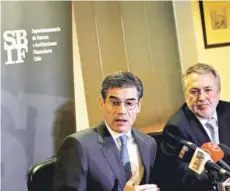  ?? FOTO: AGENCIAUNO ?? El superinten­dente de Bancos, Mario Farren, anunció ayer en una conferenci­a de la presentaci­ón ante la Fiscalía..