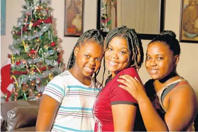  ?? MIKE STOCKER/STAFF PHOTOGRAPH­ER ?? The Salvation Army helped Angel Floyd to get back on her feet and provide a home for her and her daughters, Tierra, left, and Tasia.