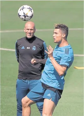  ?? G. bouys / aFP ?? Zidane contempla el movimiento de Cristiano