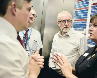  ?? PETER SUMMERS / GETTY ?? El laborista i líder de l’oposició, Jeremy Corbyn, visita l’hospital Crawley