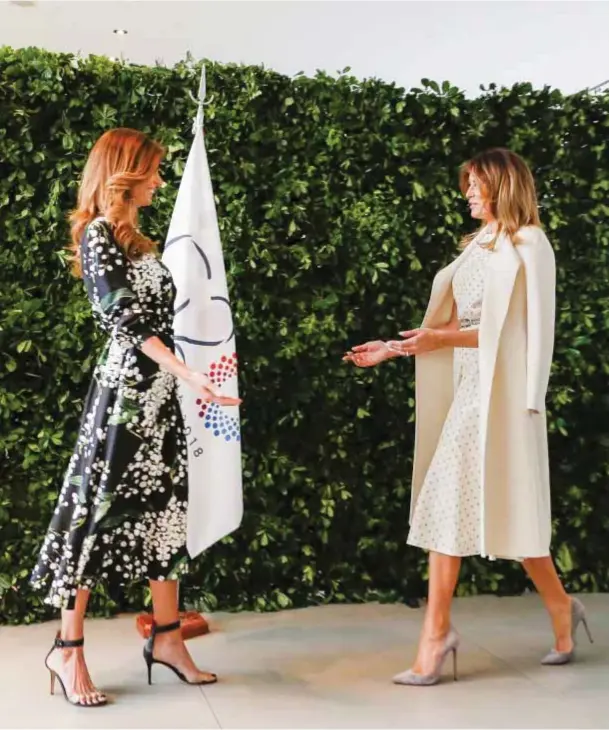  ??  ?? El sábado 1, Juliana Awada apostó a un modelo con estampa de hojas y flores mientras Melania Trump eligió un vestido en tono crema de Dior. A través del arte, Awada presentó proyecto para la infancia.