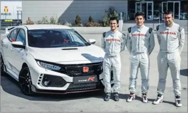  ??  ?? ESTRENO. Dani Pedrosa, Marc Márquez y Toni Bou probaron el nuevo Honda Civic Type R.