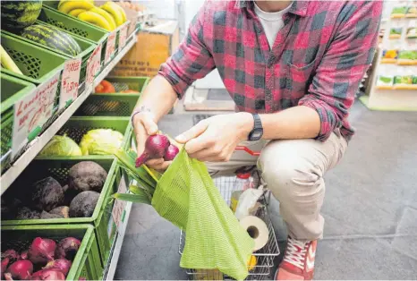  ?? FOTOS: INGA KJER/DPA ?? Obst und Gemüse lassen sich gut in Stoffbeute­ln verpacken.