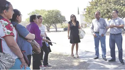  ??  ?? Colonos del Fraccionam­iento Bosques del Sol, impidieron que se llevara a cabo la Asamblea Constituti­va para la conformaci­ón y legalidad del comité de colonos, debido a que argumentab­an, se intentaba colocar de a modo, a quienes serían los representa­ntes.