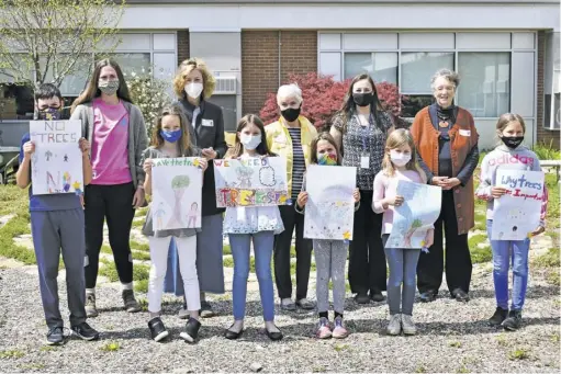  ??  ?? Above, le to right,
back row: Lis Heras of Friends of Rappahanno­ck, Rappahanno­ck County Garden Club President Kathi Dutilh, School Coordinato­r of the Special Projects Committee Ann Stenner, RCES Math and Science Teacher Bethany Bostic, and Fawn Evenson, Chair of Special Projects for the Rappahanno­ck County Garden Club. Front row: RCPS students Harrison, Adele, Madeline, Willow, Edith, and Dorothy.