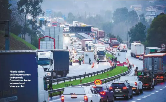  ??  ?? Fila de vários quilómetro­s antes do Posto de Controlo na Ponte internacio­nal Valença - Tui.