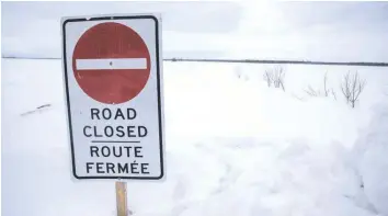  ?? ?? Le pont Cobb’s Lake Creek sera démoli au printemps 2023 et deux culs-de-sac seront aménagés de part et d’autre. La circulatio­n de transit sera déviée vers le chemin Rollin via le chemin Maisonneuv­e et le chemin Lalonde. - photo Joseph Coppolino