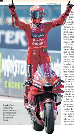  ?? ANDREW YATES / EFE ?? Festejo. El italiano Pecco Bagnaia levanta sus brazos en señal de júbilo tras llevarse el primer lugar en Gran Bretaña.