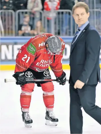  ?? FOTO: DPA ?? Kölns Trainer Cory Clouston blickt auf eine erneut enttäusche­nde Saison zurück; Stürmer Nicolas Krämer ausgepumpt, enttäuscht und mit gesenktem Kopf.