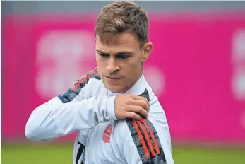  ?? FOTO: FRANK HOERMANN/IMAGO IMAGES ?? Joshua Kimmich möchte nun doch den Arm frei machen.