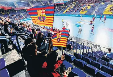  ?? QUIQUE GARCIA / EFE ?? La afición barcelonis­ta volvió al Palau Blaugrana a un partido de balonmano 398 días después