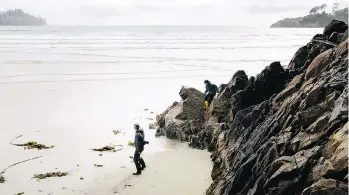  ?? GRANT HARDER/DESTINATIO­N BC ?? Climbing the rocks in Lepas Bay, a white sand beach in Haida Gwaii.