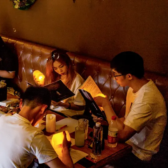  ??  ?? LARPERS read scripts at a bar, Jinan, Shandong Province, June 20, 2020