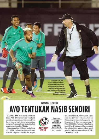  ?? ANGGER BONDAN/JAWA POS ?? JANGAN KALAH LAGI: Pelatih timnas Indonesia Alfred Riedl mengawal pergerakan Zulham Zamrun dalam sesi latihan di Philippine Sport Stadium, Bucalan, kemarin.