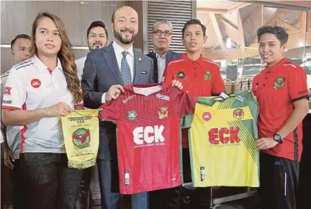  ?? PIC BY SHARUL HAFIZ ZAM ?? PPBM deputy president and Kedah Menteri Besar Datuk Seri Mukhriz Mahathir (front row, second from left) at the Kedah women’s football team jersey handover ceremony at Wisma Darul Aman in Alor Star yesterday.