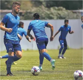  ??  ?? Fijo. Eriq Zavaleta fue de los titulares de las selección en las eliminator­ias.