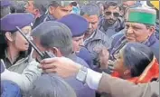  ?? HT PHOTO ?? SLAPGATE IN SHIMLA: Dalhousie Congress MLA Asha Kumari (R) during an argument with the woman constable on Friday.