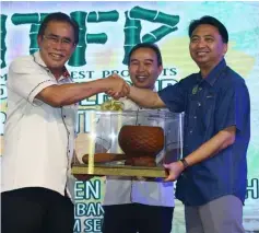  ?? — Photo by Muhammad Rais Sanusi ?? Len Talif (left) receives a memento from Hamden (right) during the carnival’s closing ceremony at Kuching Waterfront.