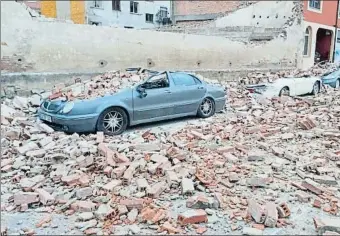  ?? SERVICIO ILUSTRADO (AUTOMÁTICO) / EP ?? Muro derribado El fuerte viento derribó un muro y su caída causó daños en varios vehículos estacionad­os en una calle de Avilés, en Asturias