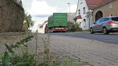  ?? Foto: Lars Halbauer ?? Die Oschatzer Straße in Ostrau steht ganz oben auf der Prioritäte­nlisten für den kommunalen Straßenbau.