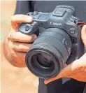  ?? dpa-BILD: Canon ?? Mit integriert­em Griff sowohl fürs Quer- als auch fürs Hochformat soll die Canon EOS R3 sicher in der Hand liegen.