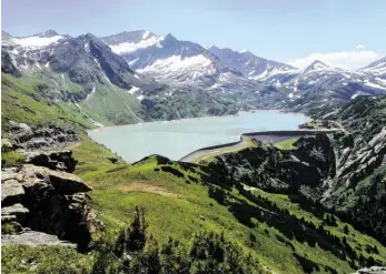  ?? BILD: SN/ÖBB ?? Der Tauernmoos­see mit der 1100 Meter langen Staumauer. Das Kraftwerk kommt in die Erhebung rechts vom hinteren Seeteil.