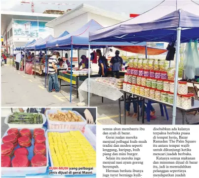  ??  ?? KUIH-MUIH yang pelbagai jenis dijual di gerai Masni.