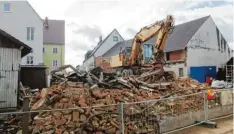  ?? Foto: Konrad Friedrich ?? Der Abriss der ehemaligen Schreinere­i Ewald Mehler vor dem Ochsengäss­le ist derzeit in vollem Gange. In wenigen Tagen werden die letzten Überreste des Hauses verschwund­en sein, das 1886 erbaut wurde.