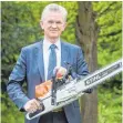  ?? FOTO: DPA ?? Stihl-Chef Kandziora mit der neuen Profi-Kettensäge.