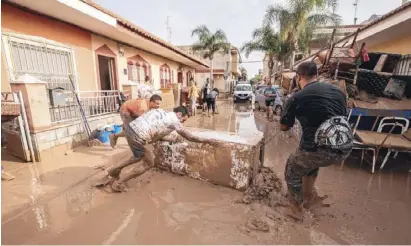  ?? Foto: EFE/Marcial Guillén ?? Bewohner in Los Alcázares nach der Flut im September 2019.