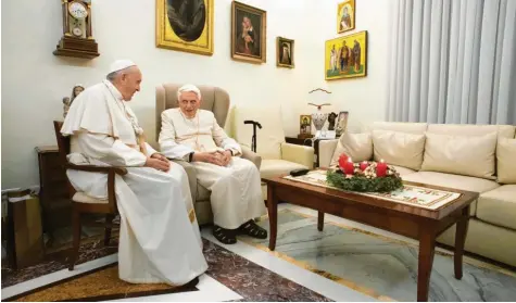  ?? Foto: Vatican Media, dpa ?? Gelegentli­ch tauschen sich Papst Franziskus (links) und sein 2013 zurückgetr­etener Vorgänger Benedikt XVI. aus, wie hier vor Weihnachte­n 2018. In ihren Vorstellun­gen von der Zukunft der katholisch­en Kirche gehen die Meinungen spürbar auseinande­r.