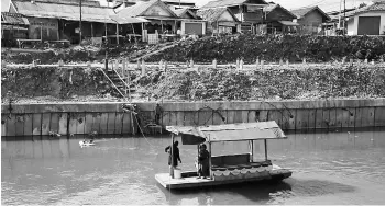  ??  ?? File photo shows a boat taking residents across the main banks of the Ciliwung river in the Indonesian capital Jakarta.