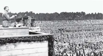  ?? SHUTTERSTO­CK ?? El dictador alemán Adolfo Hitler durante un acto nazi celebrado en Núremberg en 1933.