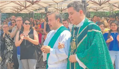  ?? ADAM THORP/SUN-TIMES ?? The Very Rev. Esequiel Sanchez (right) proceeds toward the altar at the beginning of Sunday’s Mass.