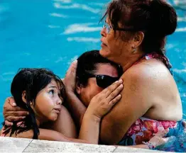  ?? Marie D. De Jesús / Staff photograph­er ?? Family members of Kelly Alvarado mourn her death from COVID-19 at a poolside gathering. From left are Eva Castillo, 7; Vanessa Castillo, 39; and Norma Alvarado. Kelly Alvarado died July 4 at Northeast Baptist Hospital.