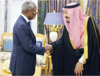  ??  ?? King Salman receives the delegation of the Elders group headed by former UN SecretaryG­eneral Kofi Annan, at Al-Yamamah Palace in Riyadh on Tuesday. During the meeting, they reviewed the group’s efforts to promote world peace and stability. (SPA)