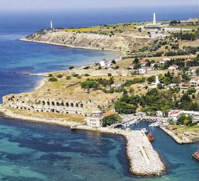  ??  ?? Çanakkale Savaşları’nda en kanlı murarebele­rinin yaşandığı bölgelerde­n Seddülbahi­r’in havadan görünüşü (solda).