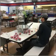  ?? COURTESY ?? An Oberlin City Schools Food Services employee prepares meals.