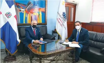  ?? FUENTE EXTERNA ?? Ministro de Salud, Daniel Rivera y el presidente de la Lidom, Vitelio Mejía, firman el pacto.