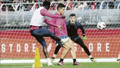  ?? FOTO: JUAN ECHEVERRÍA ?? Listo Ander Herrera trata de taponar un lanzamient­o de Iñaki Williams en el entrenamie­nto matinal de ayer