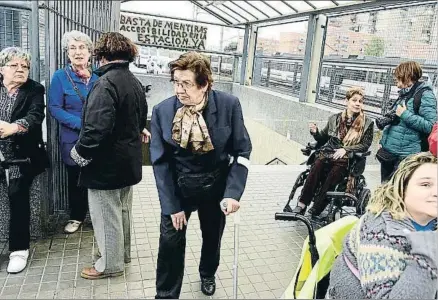  ?? ÀLEX GARCIA / ARCHIVO ?? Ancianos y personas con movilidad reducida en la estación durante una manifestac­ión