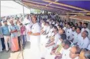  ?? HT PHOTO ?? Congress leaders hold a fast outside the Kannur collectora­te, demanding action in the murder of youth Congress leader.