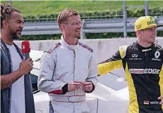  ??  ?? Nico Hülkenberg mit Gastgeber Joko Wintersche­idt und Außenmoder­ator Patrick Owomoyela (von rechts)