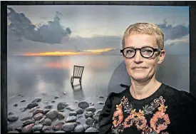  ?? FOTO: LEIF WECKSTRÖM ?? SJUNDEÅBO. Heidi Holmlund tycker att naturfotog­rafi också måste kunna visa på människans inverkan på naturen. Hon har fotat stolen i havet på stranden på Jurmo, en av de bilder som ska väcka tankar och, om de skapar ångest, nyttjas som en resurs för att jobba för en bättre framtid. Utställnin­gen pågår till den 12 maj 2019.